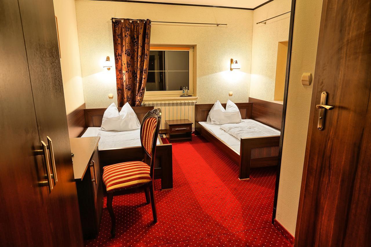 Hotel Zodiak Радомско Экстерьер фото