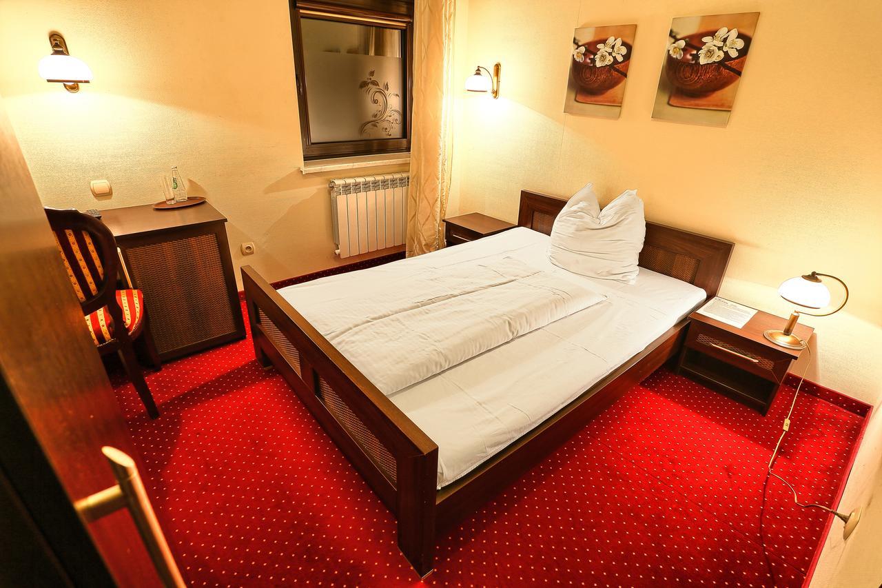 Hotel Zodiak Радомско Экстерьер фото