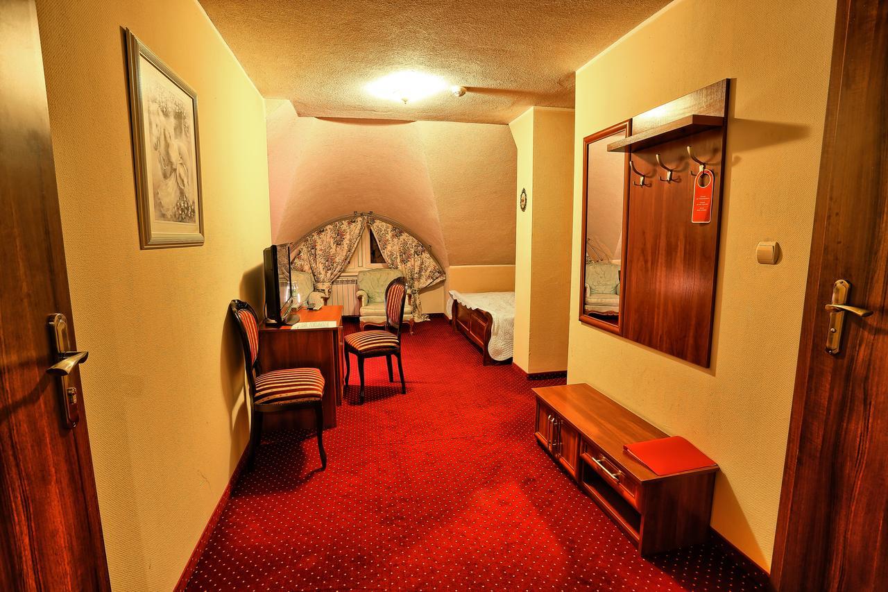 Hotel Zodiak Радомско Экстерьер фото
