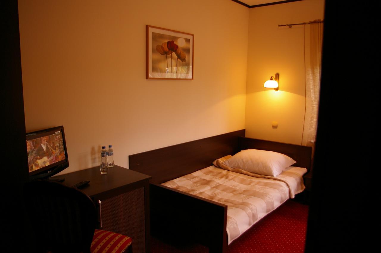 Hotel Zodiak Радомско Экстерьер фото
