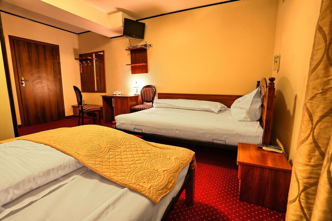 Hotel Zodiak Радомско Экстерьер фото