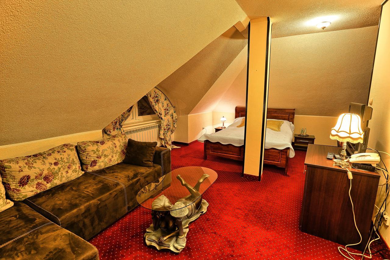 Hotel Zodiak Радомско Экстерьер фото