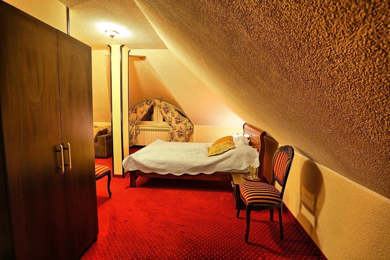 Hotel Zodiak Радомско Экстерьер фото