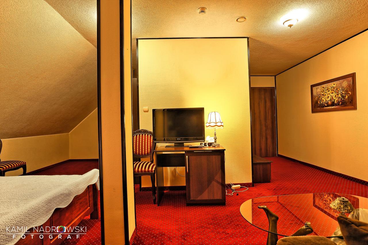Hotel Zodiak Радомско Экстерьер фото