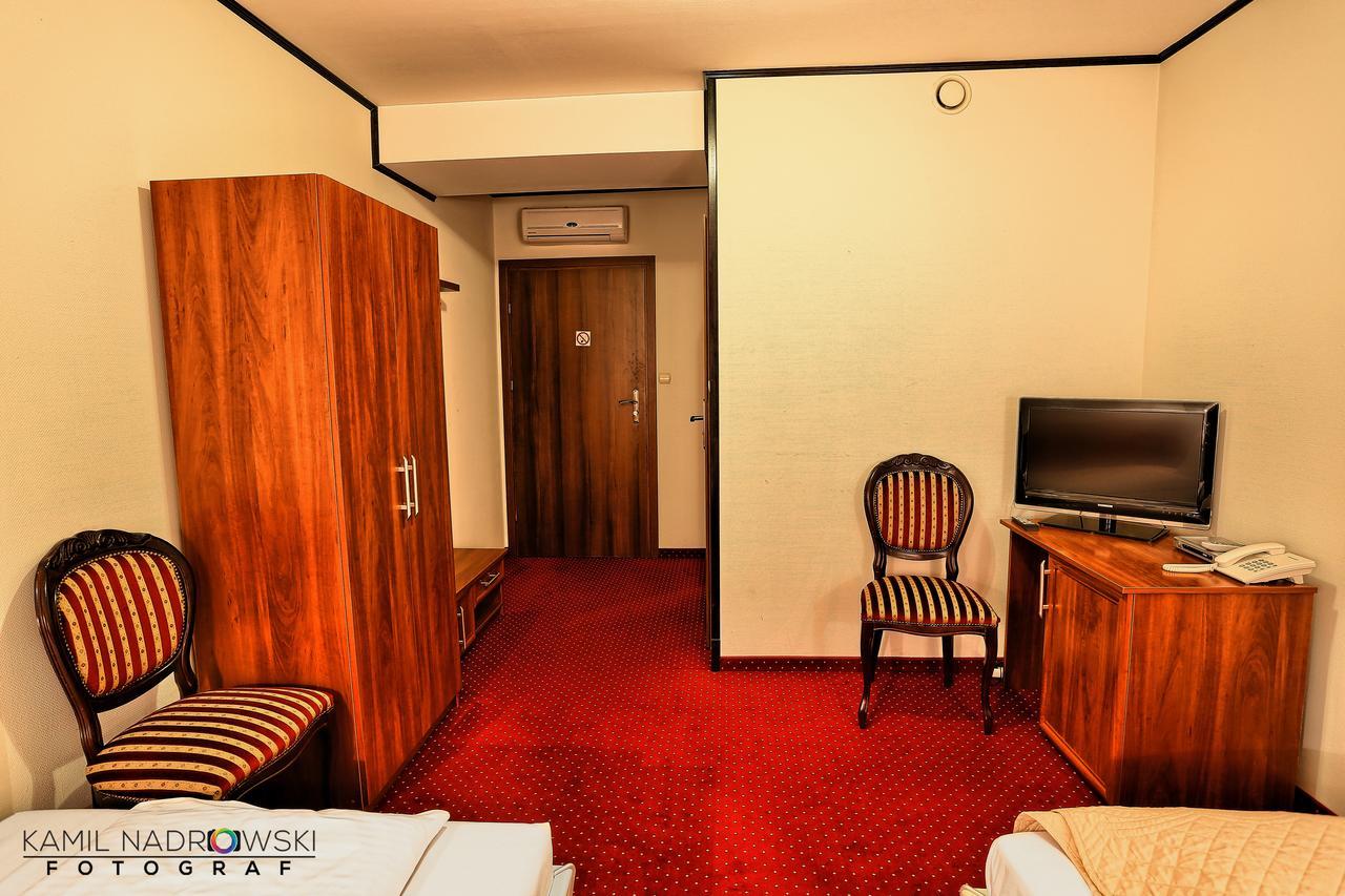 Hotel Zodiak Радомско Экстерьер фото
